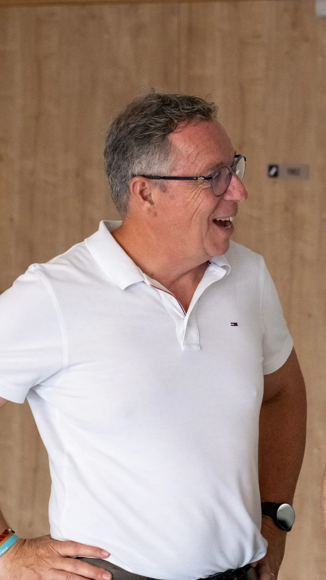 Un membre de la communauté en pleine conversation