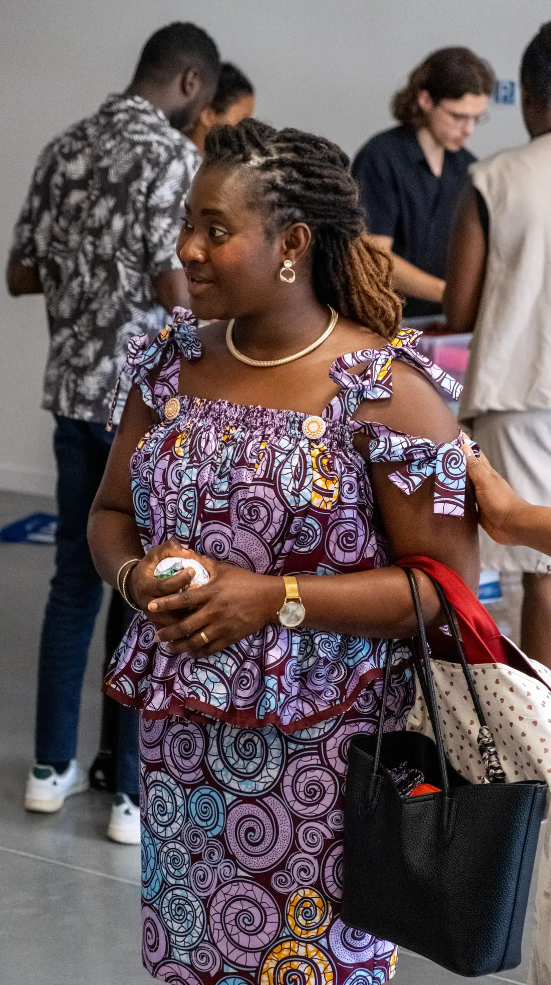 Une jeune femme de la communauté après le culte