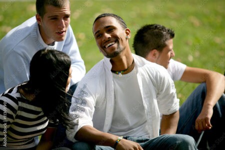 Groupe de jeunes de 20 ans dans un parc